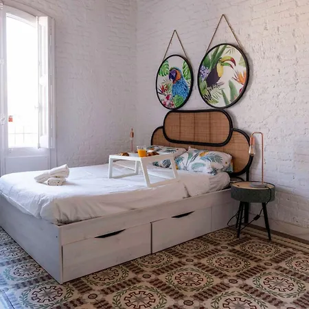 Апартаменты Enchanting 2 Bedroom Flat With Terrace Near Placa Espanya